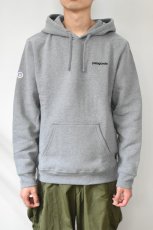 画像2: patagonia (パタゴニア) フィッツロイ・アイコン・アップライザル・フーディ [GRAVEL HEATHER] (2)