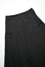 画像6: 【For WOMEN】Scye (サイ) Micro Polyester Twill Pleated Midi Skirt [BLACK] (6)