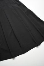 画像9: 【For WOMEN】Scye (サイ) Micro Polyester Twill Pleated Midi Skirt [BLACK] (9)