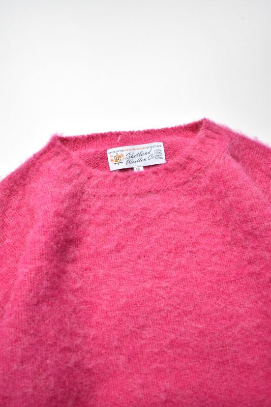 Shetland Woollen Co. (シェトランドウーレン) CREW NECK [CARNATION]