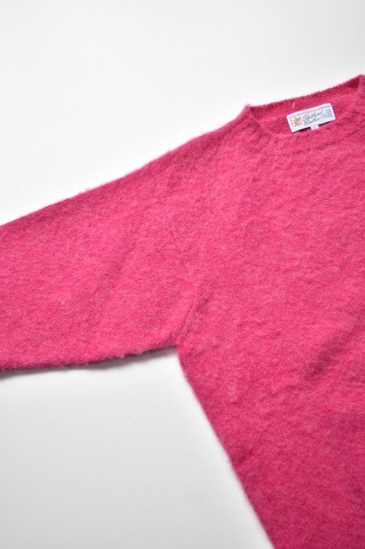 Shetland Woollen Co. (シェトランドウーレン) CREW NECK [CARNATION]